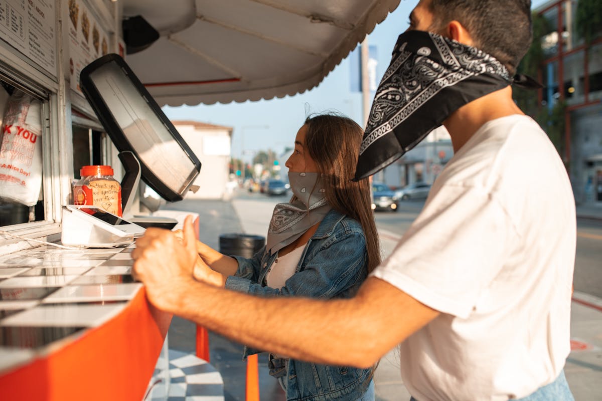 Clientes ordenando directamente en un food truck